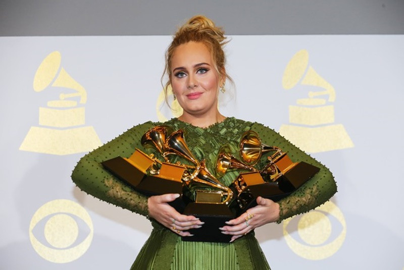 Năm 2015, Adele tiếp tục gặt hái nhiều thành công khi ra mắt album 25. Tại Grammy 2017, 25 đoạt giải Album của năm, Album nhạc pop xuất sắc, ca khúc Hello thuộc 25 mang về nữ ca sĩ các giải thưởng Ca khúc của năm, Thu âm của năm, Trình diễn solo nhạc pop xuất sắc. Ảnh: Người Lao Động.