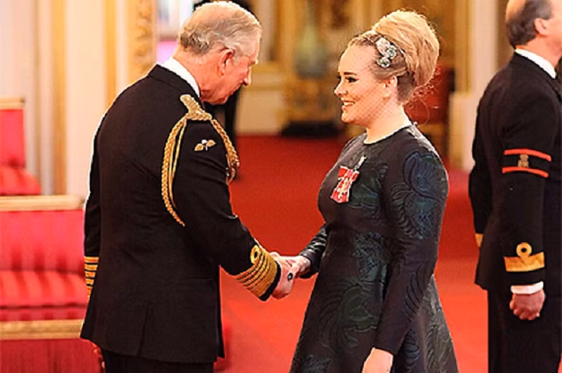 Ngoài những giải thưởng danh giá về âm nhạc, Adele còn vinh dự nhận được huy chương MBE từ Hoàng gia Anh. Đây là huy chương dành cho những công dân gương mẫu, ưu tú của nước Anh. Adele đã nở nụ cười rạng rỡ và đón nhận vinh dự đặc biệt do Hoàng gia Anh trao tặng. Ảnh: VTV.