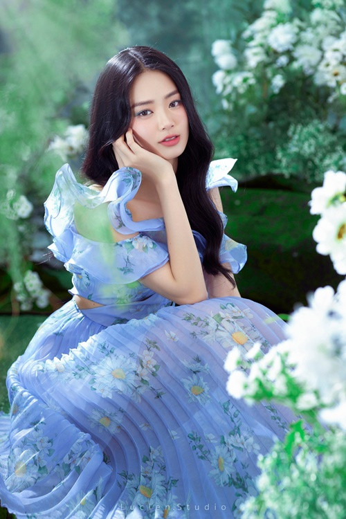 Trong chung kết Hoa hậu Hòa bình Việt Nam 2023, ở phần thi ứng xử, Khánh Linh nhận câu hỏi: “Ai trong đời cũng có lỗi lầm khiến mẹ mình phải buồn. Vậy câu chuyện của bạn là gì? Trong mùa Vu lan báo hiếu, bạn muốn nói điều gì?”. Ảnh: FBNV.