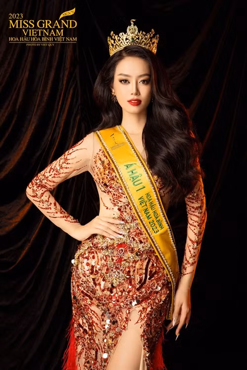 Trong chung kết Hoa hậu Hòa bình Việt Nam 2023, Bùi Khánh Linh đạt danh hiệu Á hậu 1. Cô để vuột ngôi vị cao nhất vào tay của Lê Hoàng Phương. Ảnh: Hoa hậu Hòa bình Việt Nam.