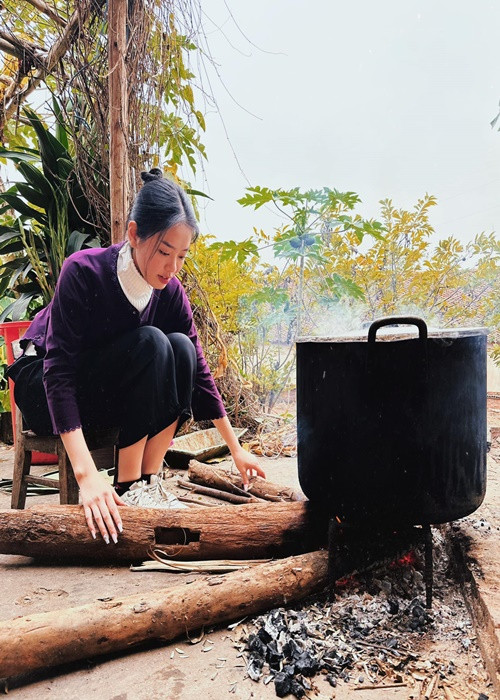 Mẹ Khánh Linh cho biết, nàng hậu biết phụ bố mẹ làm ruộng, việc nhà ngay từ nhỏ. Ảnh: FBNV.