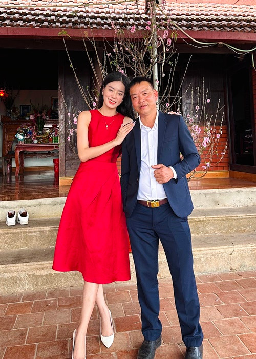 Nàng hậu còn cho biết, do 3 anh em cô đang tuổi ăn học, nên việc tập trung đầu tư cho các con học tập đã là một gánh nặng tương đối cho bố mẹ. Trong ảnh, Khánh Linh chụp ảnh bên bố dịp Tết. Ảnh: FBNV.