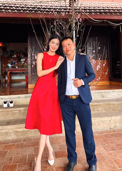 Nàng hậu còn cho biết, do 3 anh em cô đang tuổi ăn học, nên việc tập trung đầu tư cho các con học tập đã là một gánh nặng tương đối cho bố mẹ. Trong ảnh, Khánh Linh chụp ảnh bên bố dịp Tết. Ảnh: FBNV.