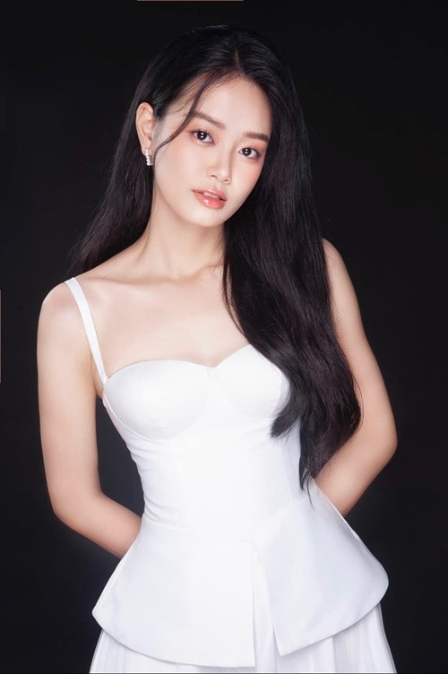 Khánh Linh trả lời: “Tôi hay những người con ngoài kia đều đôi lần làm mẹ mình buồn. Thế nhưng nhiều lần những bà mẹ luôn tha thứ cho con của mình. Ngày hôm nay, tôi muốn nói với mẹ của mình: “Con sẽ cố gắng hết sức trong hành trình chính mình để mẹ tự hào. Con yêu mẹ”. Nhân dịp kỷ niệm 78 năm ngày Cách mạng tháng Tám, tôi cũng muốn gửi lời cảm ơn đến những bà mẹ Việt Nam anh hùng”. Ảnh: FBNV.