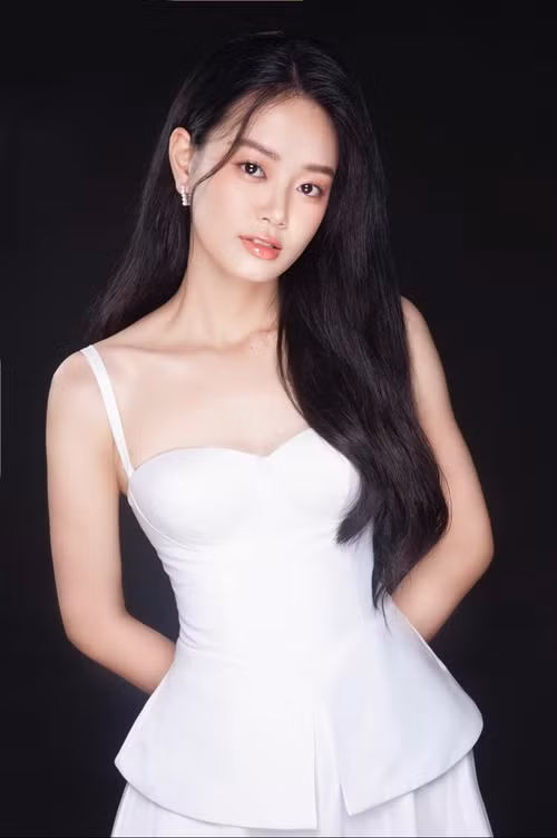 Khánh Linh trả lời: “Tôi hay những người con ngoài kia đều đôi lần làm mẹ mình buồn. Thế nhưng nhiều lần những bà mẹ luôn tha thứ cho con của mình. Ngày hôm nay, tôi muốn nói với mẹ của mình: “Con sẽ cố gắng hết sức trong hành trình chính mình để mẹ tự hào. Con yêu mẹ”. Nhân dịp kỷ niệm 78 năm ngày Cách mạng tháng Tám, tôi cũng muốn gửi lời cảm ơn đến những bà mẹ Việt Nam anh hùng”. Ảnh: FBNV.