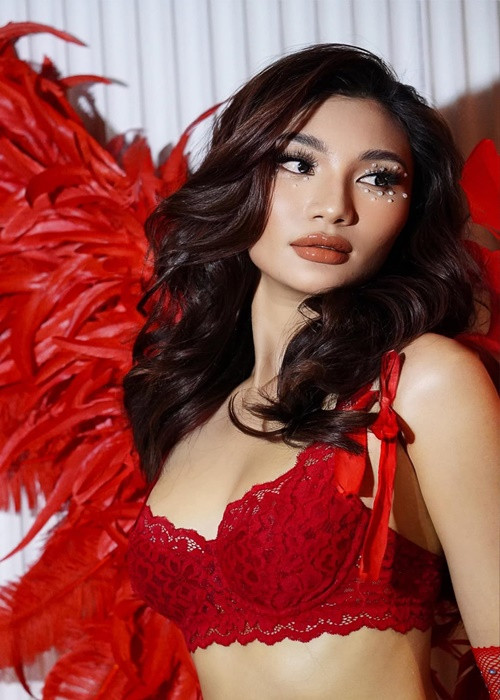 Tuyết Nhi có gu thời trang gợi cảm. Ảnh: FBNV.