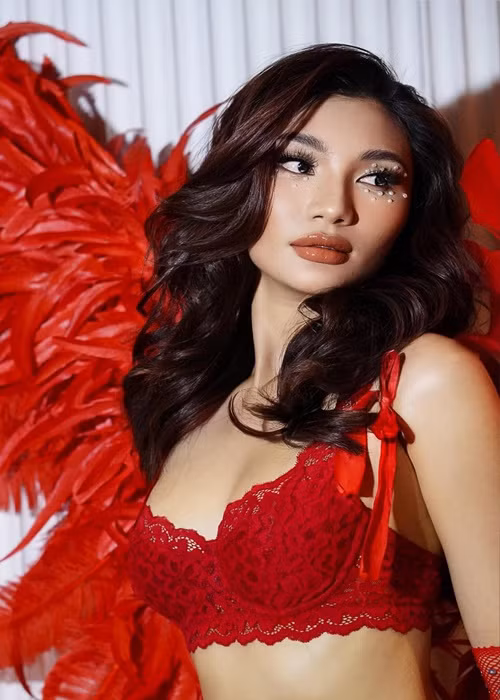 Tuyết Nhi có gu thời trang gợi cảm. Ảnh: FBNV.