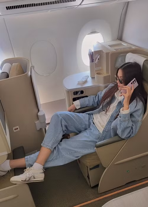 Khi di chuyển bằng máy bay, Thanh Hằng thường ngồi hạng thương gia. Ảnh: FBNV.