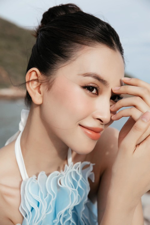 Tiểu Vy nổi tiếng ở tuổi 18 khi đăng quang Hoa hậu Việt Nam 2018. Ảnh: FBNV.