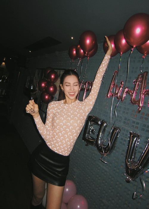 Người đẹp bày tỏ: "Cảm ơn vì bản thân đã luôn cố gắng nỗ lực cho những ước mơ, những dự định và cho những người mình yêu thương nữa. Cảm ơn vì mọi người đã luôn bên cạnh khiến cuộc sống mình trở nên ấm áp hơn và cười nhiều hơn. Cuộc sống vốn rất nhiều thử thách chông gai. Cảm ơn những khó khăn, những sai lầm, những người đã đến giúp Vy trưởng thành hơn. Chúc bản thân tuổi 23 sẽ thật vững vàng mạnh mẽ và có mọi người bên cạnh để hạnh phúc được mãi tròn đầy". Ảnh: FBNV.