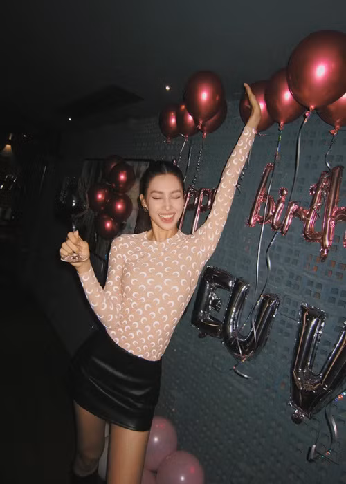 Người đẹp bày tỏ: "Cảm ơn vì bản thân đã luôn cố gắng nỗ lực cho những ước mơ, những dự định và cho những người mình yêu thương nữa. Cảm ơn vì mọi người đã luôn bên cạnh khiến cuộc sống mình trở nên ấm áp hơn và cười nhiều hơn. Cuộc sống vốn rất nhiều thử thách chông gai. Cảm ơn những khó khăn, những sai lầm, những người đã đến giúp Vy trưởng thành hơn. Chúc bản thân tuổi 23 sẽ thật vững vàng mạnh mẽ và có mọi người bên cạnh để hạnh phúc được mãi tròn đầy". Ảnh: FBNV.