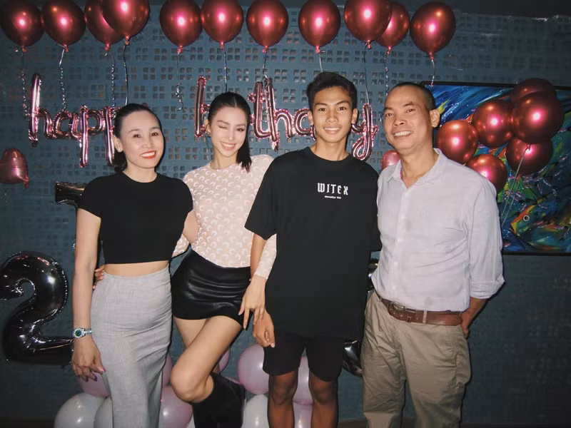 Tiểu Vy đón tuổi mới bên bố mẹ và em trai. Ảnh: FBNV.