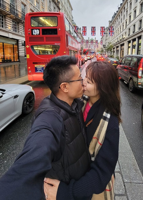 Doanh nhân Việt Thắng là người ủng hộ Dương Thùy Linh tham gia cuộc thi Mrs Worldwide 2018 - Hoa hậu Phụ nữ Toàn thế giới 2018. Tại cuộc thi này, cô đã giành vương miện.