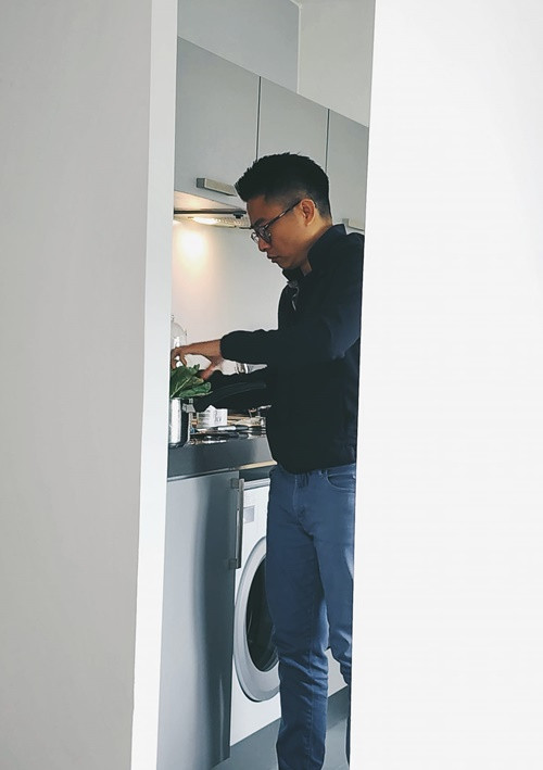 Dương Thùy Linh khoe chồng vào bếp nấu ăn cho vợ.