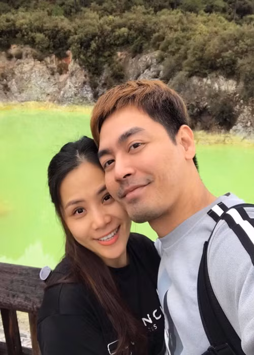 Trong chương trình giao lưu với Vietnamnet, Phan Anh thú nhận anh từng tát vợ. Nam MC chia sẻ, trong một lần nóng giận lên đến đỉnh điểm anh đã cảnh cáo vợ: "Em đừng nói nữa không anh đánh em đấy", tuy nhiên vợ Phan Anh vẫn thách thức: "Có giỏi thì tát đi, sao sợ à".