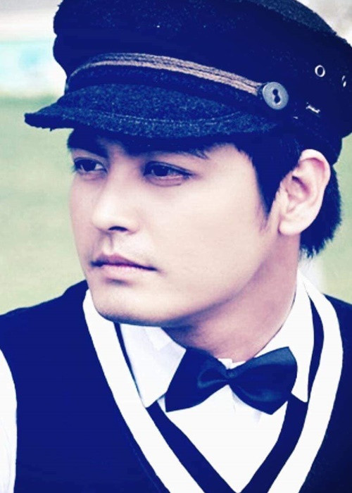 Năm 2017, Phan Anh bất ngờ kể lại câu chuyện về tuổi thơ bị xâm hại tình dục. Nam MC cho biết, năm 7 tuổi, anh trở thành nạn nhân của một người quen lớn hơn khá nhiều tuổi. Năm 8 tuổi, anh bị một người gọi vào nhà khi đang đi chơi buổi trưa. Đến đây, anh không thể kể nữa vì bủn rủn chân tay và rùng mình từng đợt khi tập trung nhớ lại.