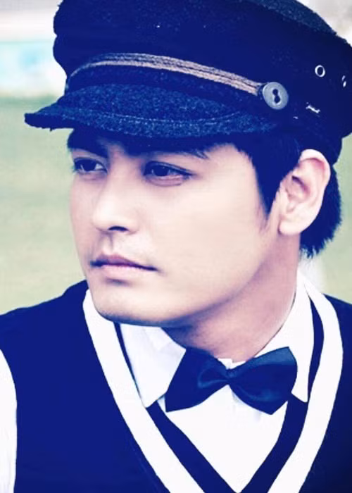 Năm 2017, Phan Anh bất ngờ kể lại câu chuyện về tuổi thơ bị xâm hại tình dục. Nam MC cho biết, năm 7 tuổi, anh trở thành nạn nhân của một người quen lớn hơn khá nhiều tuổi. Năm 8 tuổi, anh bị một người gọi vào nhà khi đang đi chơi buổi trưa. Đến đây, anh không thể kể nữa vì bủn rủn chân tay và rùng mình từng đợt khi tập trung nhớ lại.