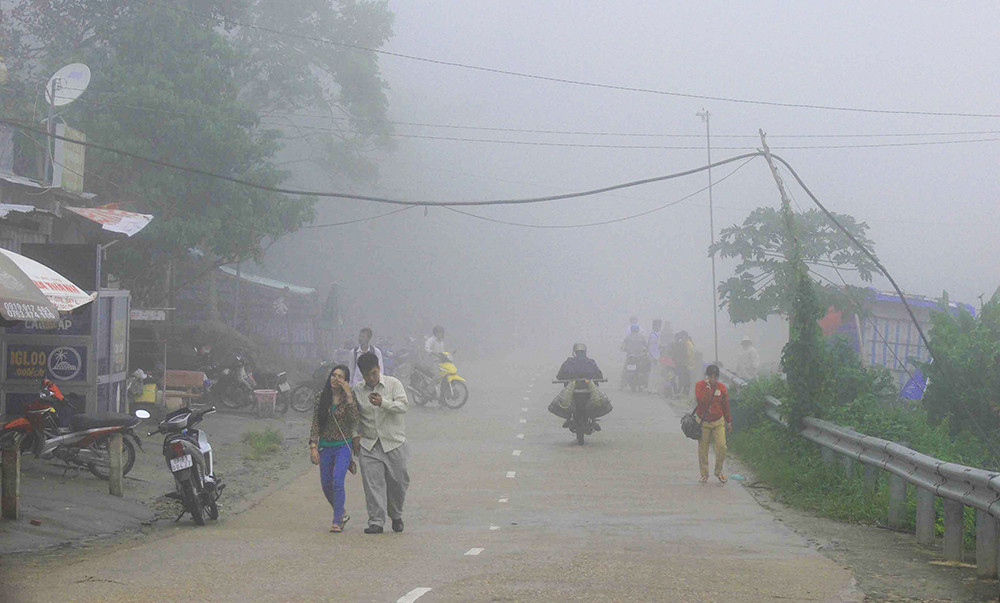 Trong cái lạnh se sắt của sương giăng mờ ảo, những sơn dân vẫn âm thầm dậy sớm chuẩn bị phục vụ lữ khách. Muốn lưu thông xe gắn máy an toàn, mọi người phải bật đèn pha như đi trong đêm.
