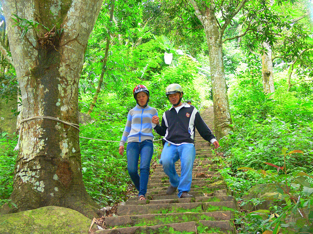 Từ hồ Thủy Liêm, từng đoàn khách leo lên điện Bồ Hong, điện Ngọc Hoàng, điện Cửu Nương mất khoảng 1 giờ đồng hồ. Đường mòn lên núi rất trơn, du khách leo núi thường đi thành đoàn để hỗ trợ nhau. Khi vượt qua những con dốc, đặt chân lên đỉnh núi sẽ có những quán võng để du khách ngã lưng thư thả trong sương mù.
