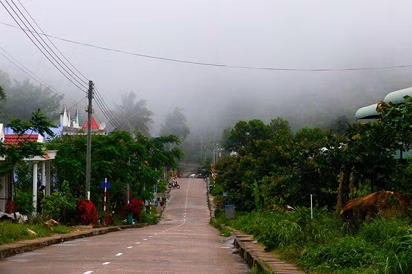 Len dinh nui Cam “cham” may ngang troi