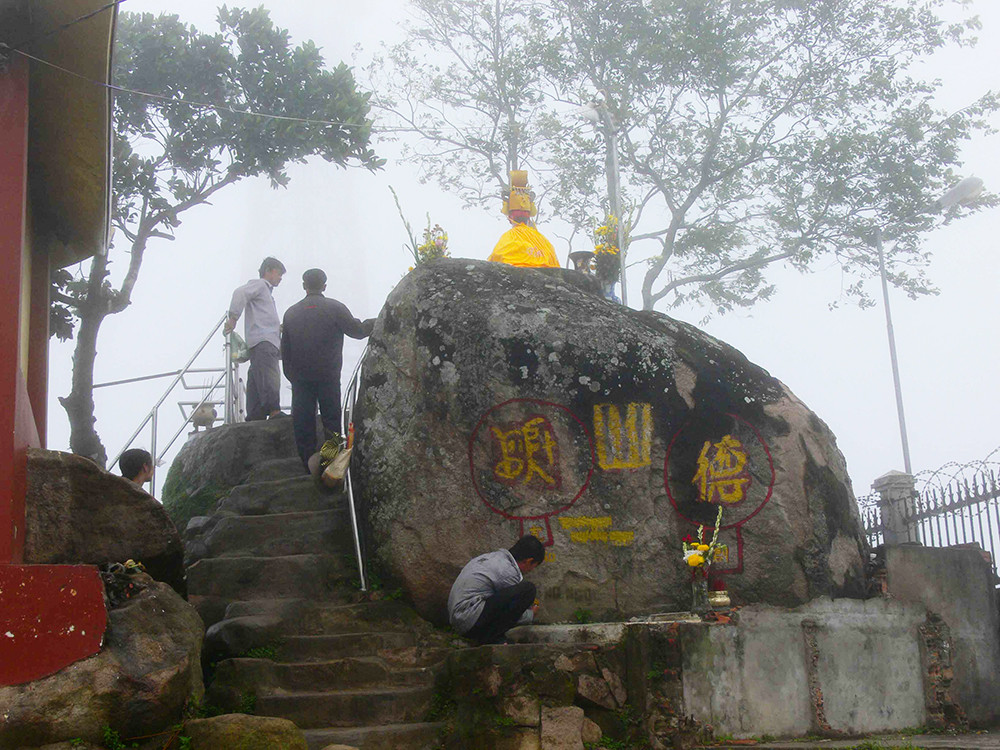 Trên điện Ngọc Hoàng và điện Cửu Nương, sương mù, gió thốc từng cơn lạnh, có lúc không thấy mặt người.