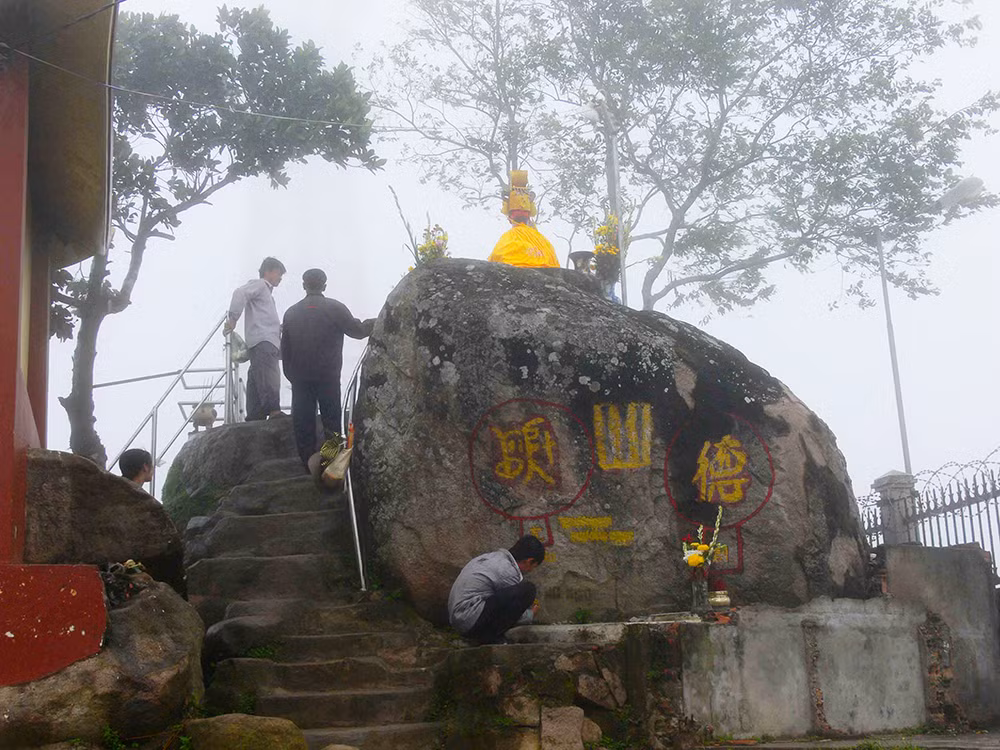 Trên điện Ngọc Hoàng và điện Cửu Nương, sương mù, gió thốc từng cơn lạnh, có lúc không thấy mặt người.