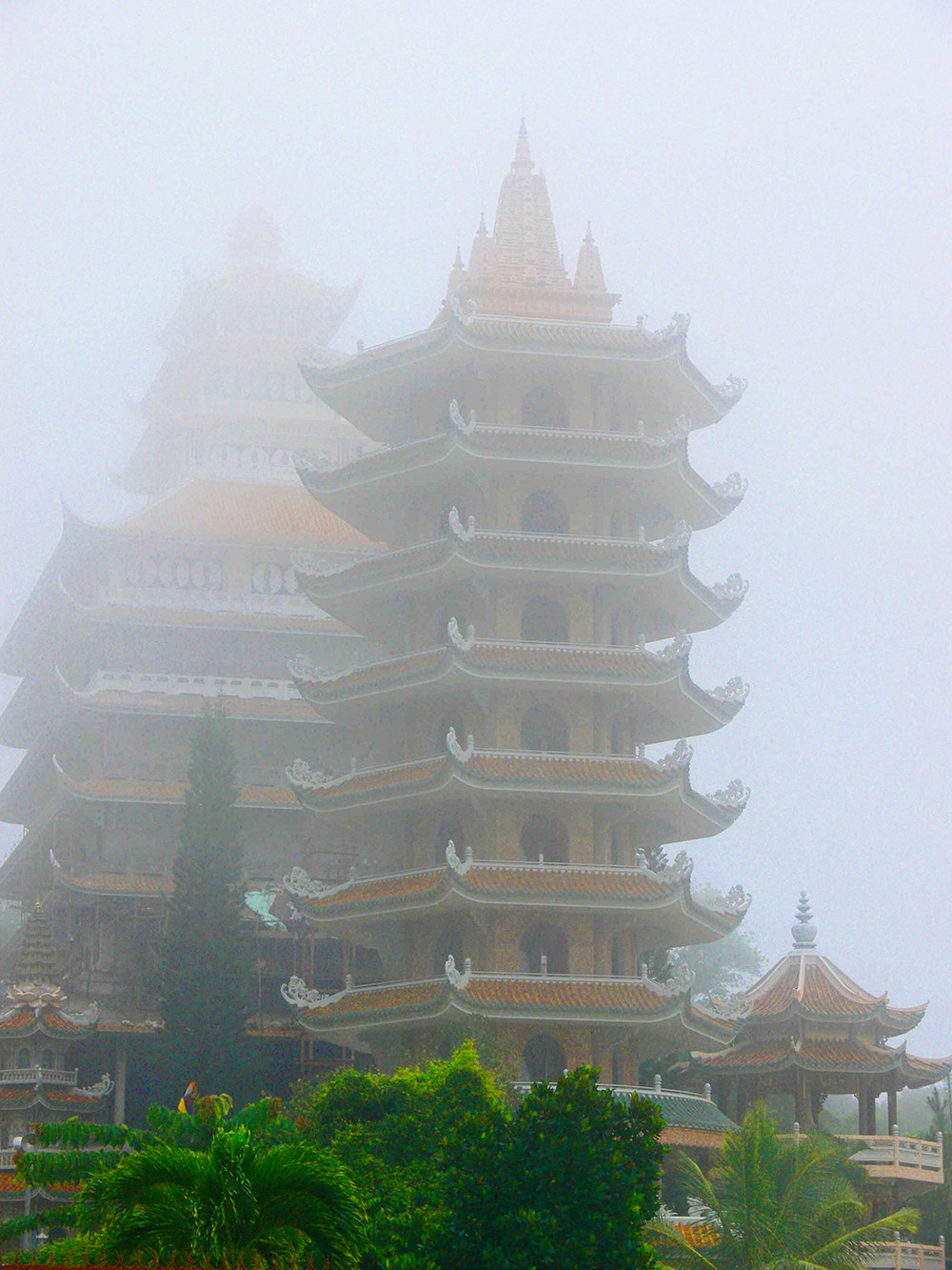 Những ngôi chùa trên núi Cấm được bao phủ bởi mây mù, lúc ẩn, lúc hiện, tạo nên một không gian trầm mặc như chốn bồng lai. Mùa mưa, du khách đến núi Cấm sẽ “chạm” mây ngang trời tạo cảm giác thi vị mà không nơi nào ở miền Tây có được.