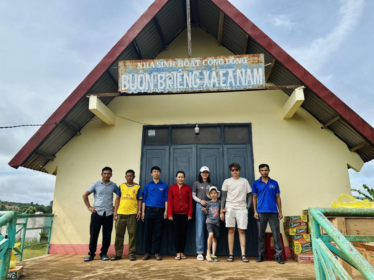 Be 6 tuoi cung me du lich xuyen Viet, lam thien nguyen o Tay Nguyen-Hinh-2