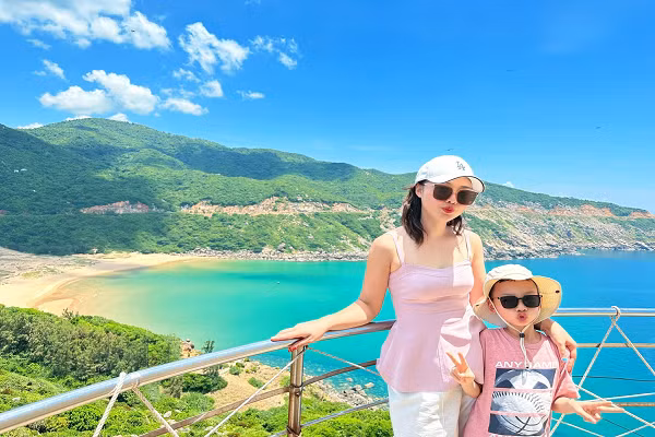 Be 6 tuoi cung me du lich xuyen Viet, lam thien nguyen o Tay Nguyen