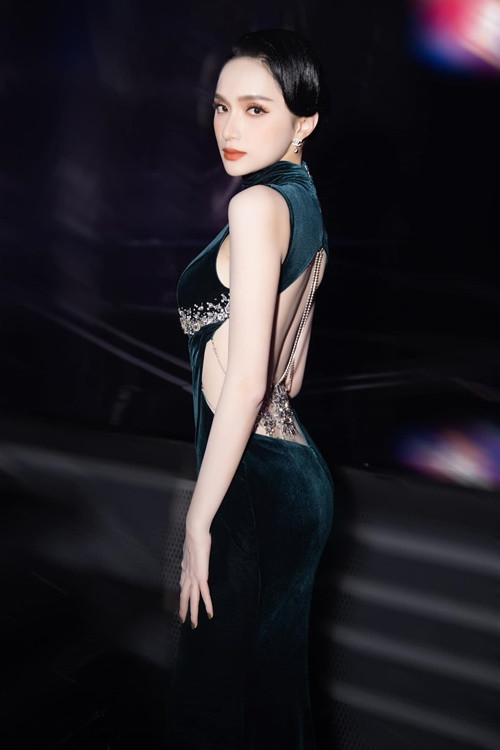 Khi biết về nhóm antifan, Hương Giang khẳng định bản thân không nói đạo lý, không chảnh chọe đồng thời yêu cầu antifan ngừng công kích trên mạng xã hội. Bên cạnh đó, Hương Giang còn đến tận nhà để đối chất một antifan. Tuy nhiên, khi nữ ca sĩ tuyên chiến với antifan, cô càng bị ném đá, tẩy chay mạnh mẽ. Sau đó, Hương Giang phải lên tiếng vì ồn ào. Ảnh: FBNV.