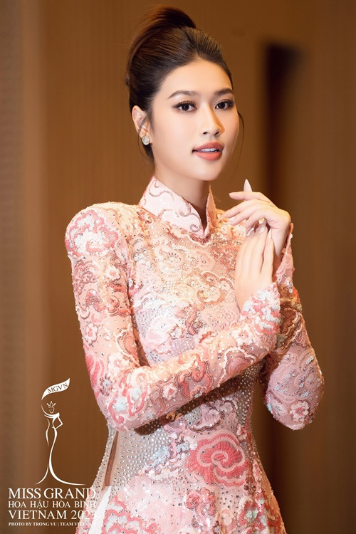 Trả lời Dân Trí, Thiên Ân cho biết, cô rất buồn khi đọc những bình luận tiêu cực. "Đọc những bình luận tiêu cực, tôi buồn chứ, nhưng nếu chỉ mình tôi đón nhận những điều tiêu cực đó thôi thì không sao. Tôi không muốn những người yêu quý mình và đặc biệt là các nhãn hàng cũng bị ảnh hưởng sau vụ việc này", cô chia sẻ. Ảnh: FBNV.