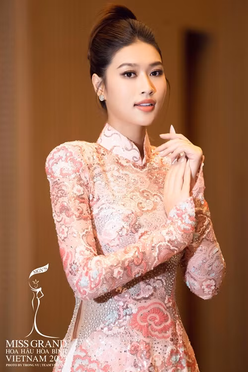 Trả lời Dân Trí, Thiên Ân cho biết, cô rất buồn khi đọc những bình luận tiêu cực. "Đọc những bình luận tiêu cực, tôi buồn chứ, nhưng nếu chỉ mình tôi đón nhận những điều tiêu cực đó thôi thì không sao. Tôi không muốn những người yêu quý mình và đặc biệt là các nhãn hàng cũng bị ảnh hưởng sau vụ việc này", cô chia sẻ. Ảnh: FBNV.