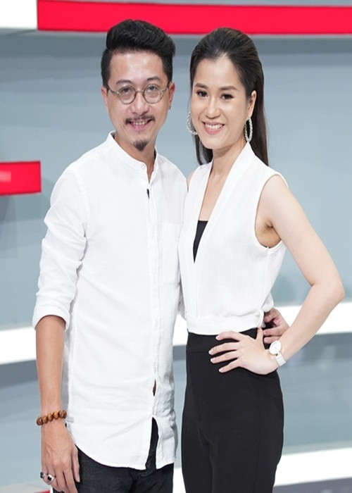 Hứa Minh Đạt chia sẻ trên Zing, bà xã Lâm Vỹ Dạ buồn khi biết có nhóm antifan. Anh khuyên vợ nên bình tĩnh, cứ tiếp tục làm việc của mình một cách chân thành và tận tâm. Ảnh: Vietnamnet.