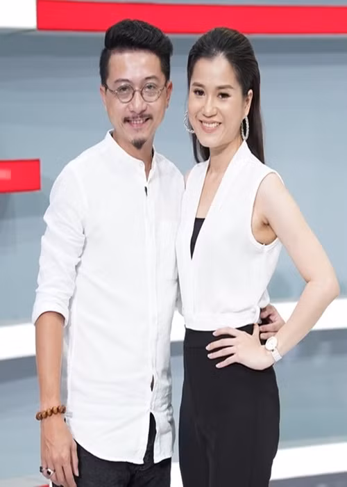 Hứa Minh Đạt chia sẻ trên Zing, bà xã Lâm Vỹ Dạ buồn khi biết có nhóm antifan. Anh khuyên vợ nên bình tĩnh, cứ tiếp tục làm việc của mình một cách chân thành và tận tâm. Ảnh: Vietnamnet.