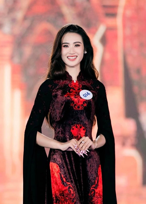 Trước khi bị lập nhiều nhóm antifan, Hoa hậu Ý Nhi đã lên tiếng xin lỗi vì “vạ miệng”. Đến khi làn sóng chỉ trích tăng lên, người đẹp một lần nữa gửi lời xin lỗi khán giả. Ngoài ra, Ý Nhi mong được khán giả tha thứ, cho cơ hội sửa sai. Ảnh: FBNV.