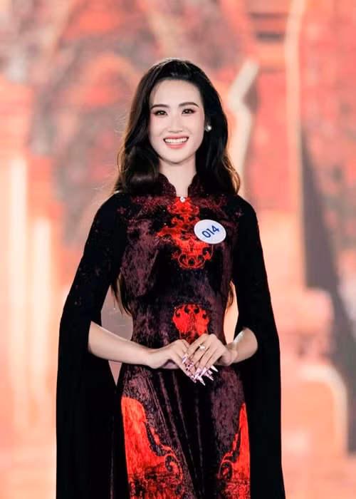 Trước khi bị lập nhiều nhóm antifan, Hoa hậu Ý Nhi đã lên tiếng xin lỗi vì “vạ miệng”. Đến khi làn sóng chỉ trích tăng lên, người đẹp một lần nữa gửi lời xin lỗi khán giả. Ngoài ra, Ý Nhi mong được khán giả tha thứ, cho cơ hội sửa sai. Ảnh: FBNV.