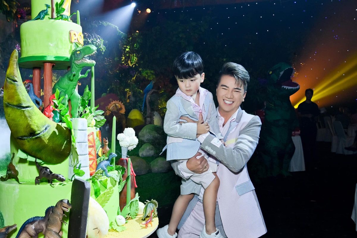 Năm 2022, Đàm Vĩnh Hưng bất ngờ công khai con trai 3 tuổi. Hiện tại, anh có cuộc sống bình yên bên quý tử. Ảnh: FBNV.