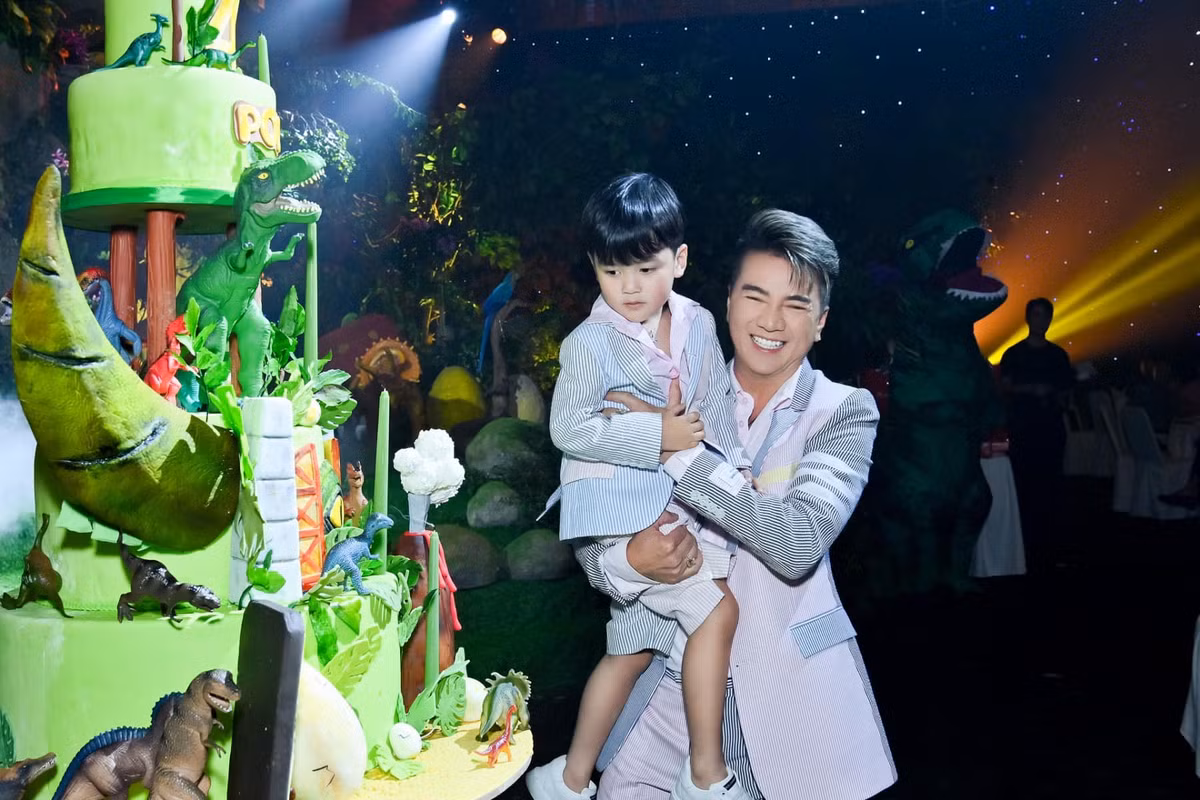 Năm 2022, Đàm Vĩnh Hưng bất ngờ công khai con trai 3 tuổi. Hiện tại, anh có cuộc sống bình yên bên quý tử. Ảnh: FBNV.