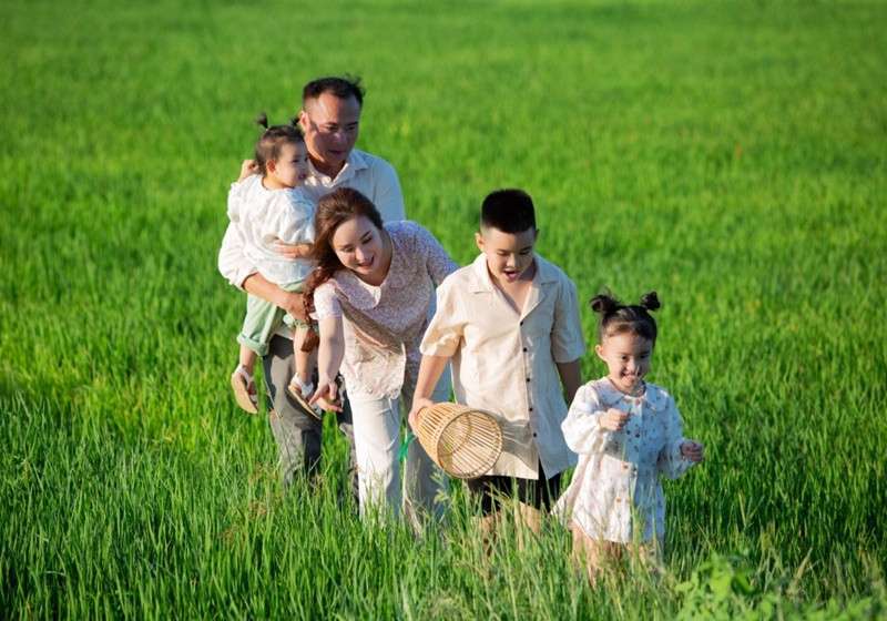 Mới đây, Vy Oanh giới thiệu MV Quê hương tuổi thơ tôi. Cô thuyết phục chồng tham gia sản phẩm âm nhạc này. Ảnh: Vietnamnet.