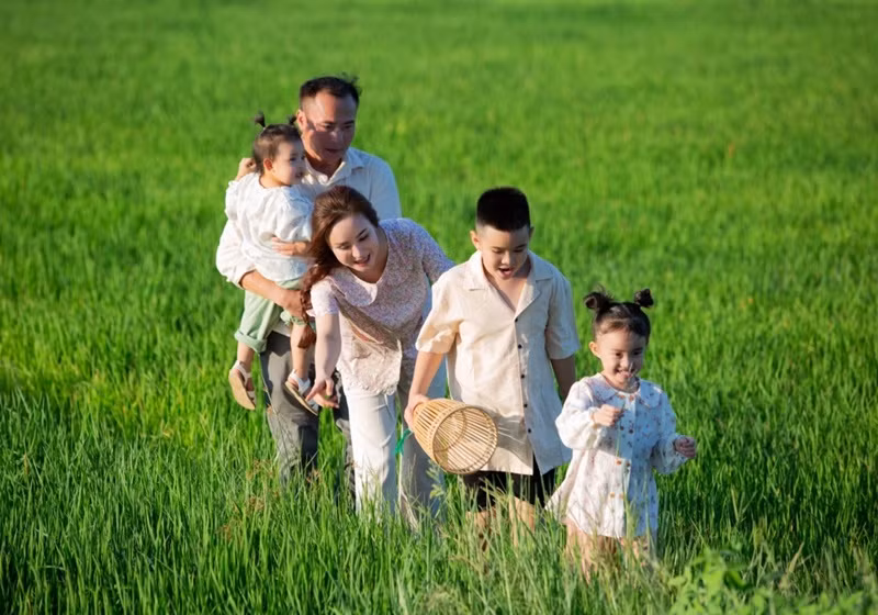 Mới đây, Vy Oanh giới thiệu MV Quê hương tuổi thơ tôi. Cô thuyết phục chồng tham gia sản phẩm âm nhạc này. Ảnh: Vietnamnet.