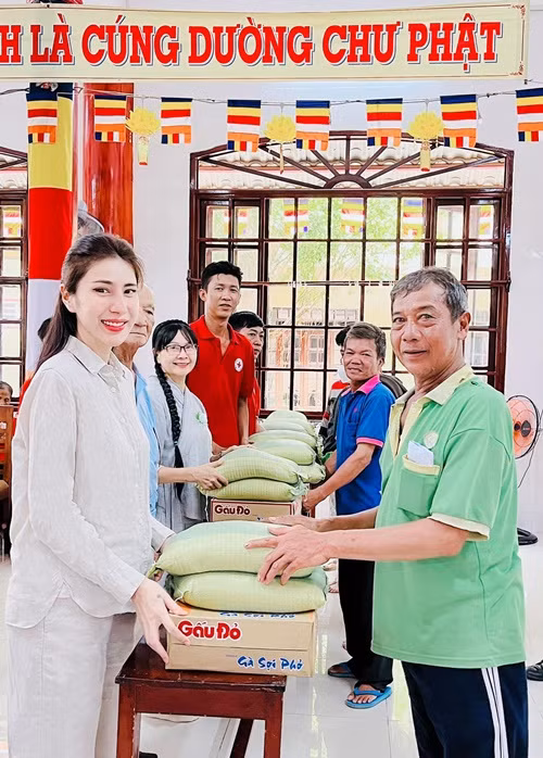 Mới đây, nhân dịp Vu lan, Thủy Tiên đi làm từ thiện. Ảnh: FBNV.