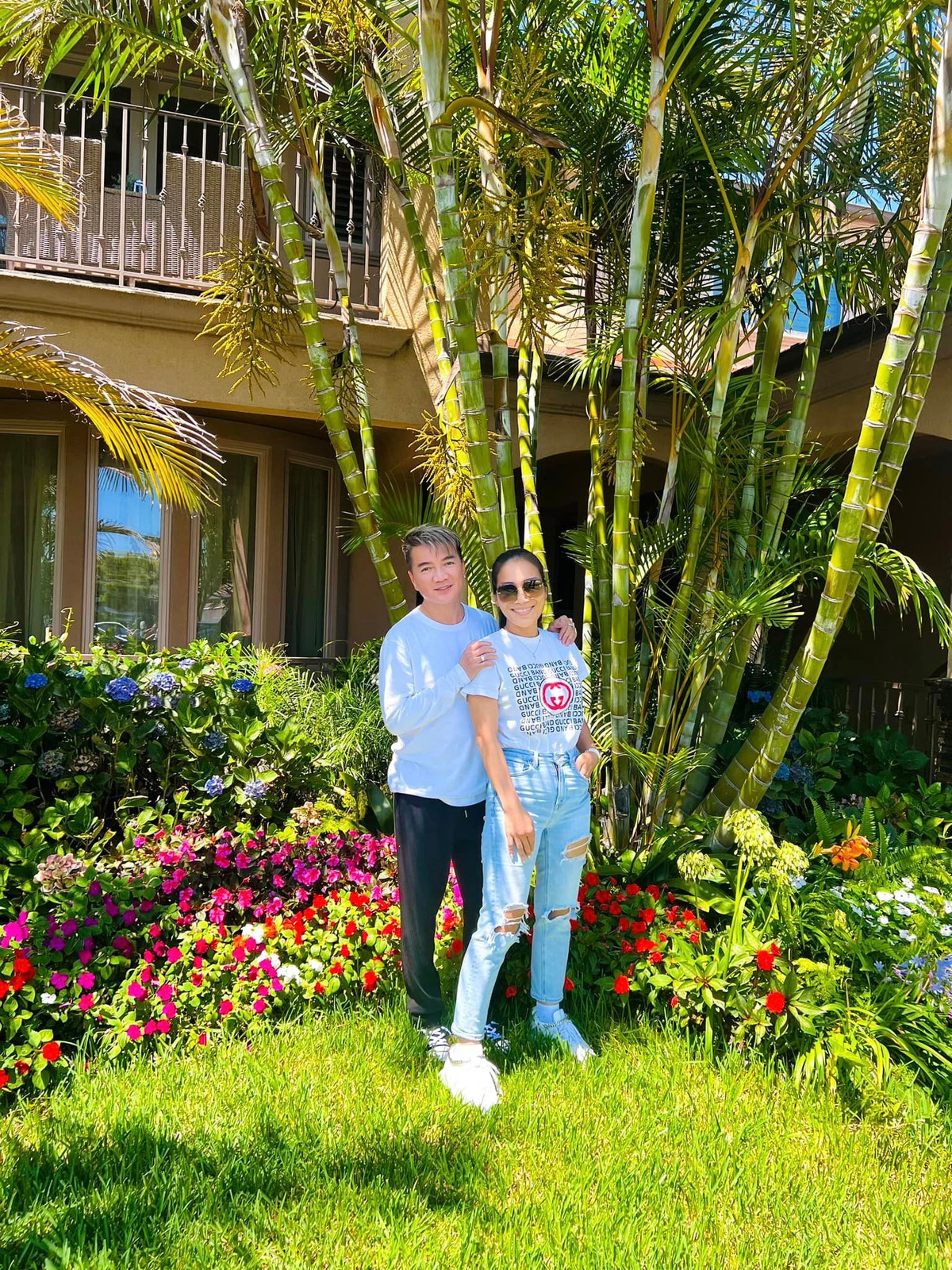 Mới đây, Mr Đàm khoe biệt thự mới rộng lớn tại Mỹ. Ảnh: FBNV.