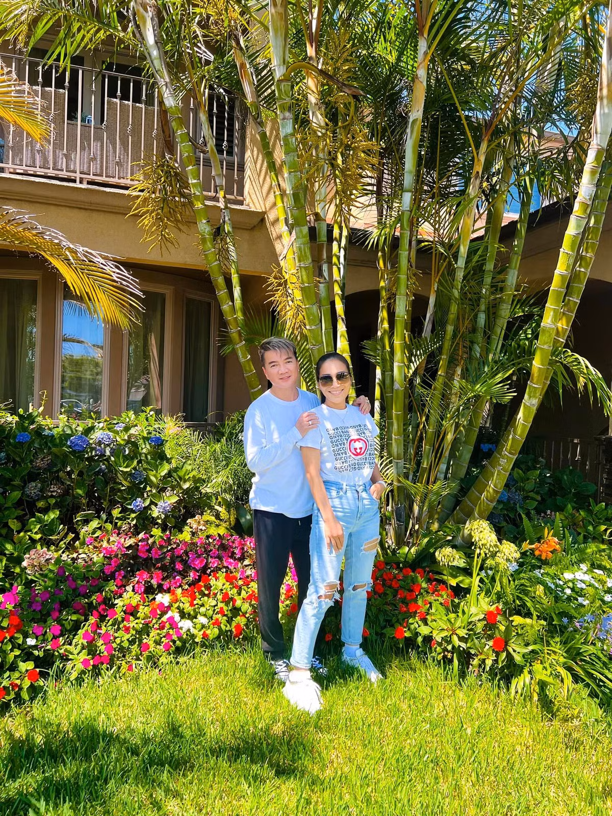 Mới đây, Mr Đàm khoe biệt thự mới rộng lớn tại Mỹ. Ảnh: FBNV.