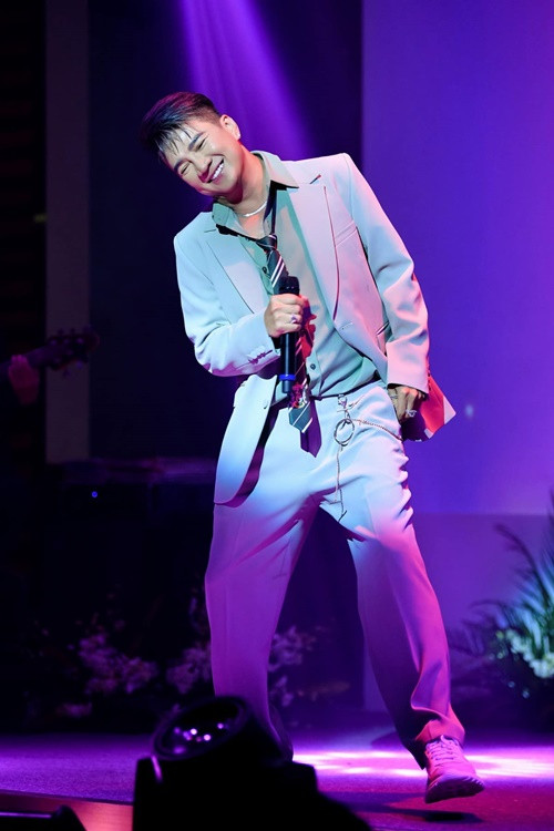 Bị bà Hằng réo tên trong nhiều livestream năm 2021, Đàm Vĩnh Hưng yêu cầu bà Hằng và đồng phạm xin lỗi công khai và bồi thường thiệt hại về vật chất 43 tỷ đồng do các phát ngôn của bà Hằng đã xúc phạm Mr Đàm. Ảnh: FBNV.