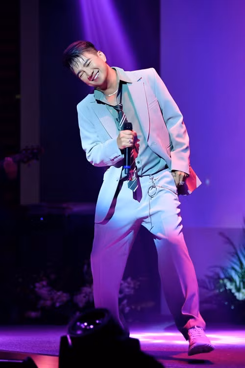 Bị bà Hằng réo tên trong nhiều livestream năm 2021, Đàm Vĩnh Hưng yêu cầu bà Hằng và đồng phạm xin lỗi công khai và bồi thường thiệt hại về vật chất 43 tỷ đồng do các phát ngôn của bà Hằng đã xúc phạm Mr Đàm. Ảnh: FBNV.