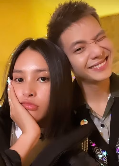 Năm 2021, khi Tiểu Vy bị đồn hẹn hò ca sĩ Quân A.P, đại diện người đẹp giải thích, sau khi xem Quân A.P biểu diễn tại một sự kiện, hoa hậu ngỏ ý muốn chụp ảnh chung vì ngưỡng mộ nam ca sĩ. Nhờ ê-kíp, cả hai có cơ hội chụp ảnh chung. Ảnh: Zing.