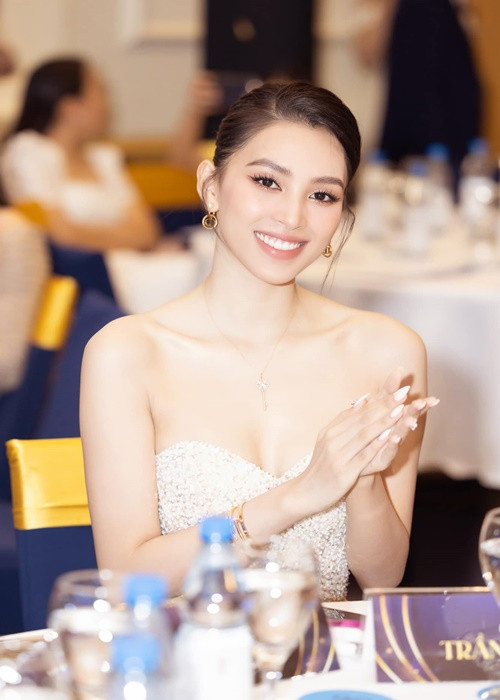 Tháng 5 vừa qua, Tiểu Vy phủ nhận tin đồn hẹn hò với ông Đặng Lê Nguyên Vũ. “Vy xin khẳng định, những hình ảnh mà mọi người đang bàn tán đều là những hình ảnh Vy đang làm việc trong vai trò người mẫu quảng cáo, khách mời quảng bá cho các sự kiện của Tập đoàn Trung Nguyên”, nàng hậu viết trên trang cá nhân. Ảnh: FBNV.