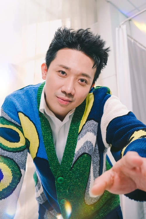 Năm 2021, ông xã Hari Won chia sẻ, anh ỷ còn trẻ, có sức khỏe nên làm việc liên tục. “Trước đó mình đâu biết sao lúc đó mình khỏe quá, tại lúc đó cảm giác hăng say làm nên mình nghĩ cơ thể ổn, chứ thực ra mình đang chịu đựng đó. Về sau khi mình buông ra, tuổi cũng lớn nên tự nhiên mình cảm thấy mệt mỏi hơn nhiều”, Trấn Thành tâm sự. Ảnh: FBNV.