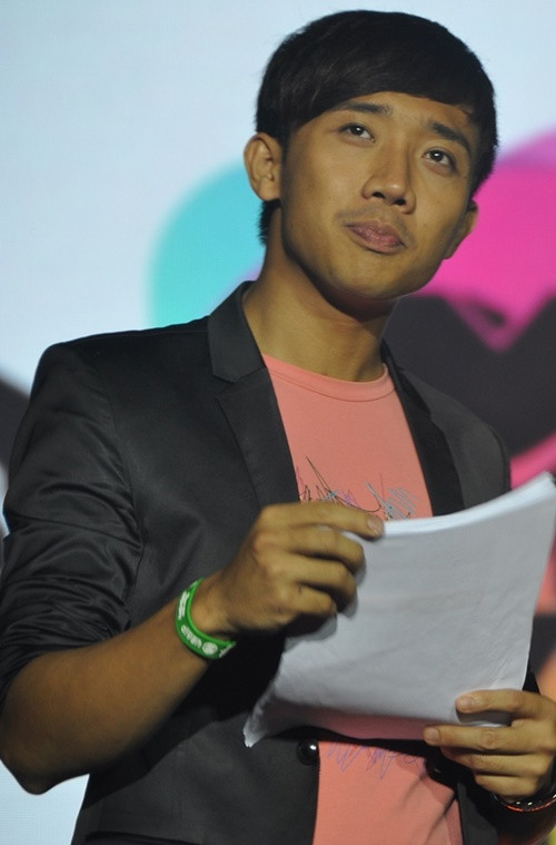 Trấn Thành chia sẻ, nhà anh có lúc rơi vào tình trạng kiệt quệ, phá sản và bế tắc. Vì vậy, nam danh hài sớm bươn chải để thoát nghèo. Trấn Thành khẳng định rằng anh phải thật giàu và bởi vì anh ghét nghèo. Ảnh: Người Đưa Tin.