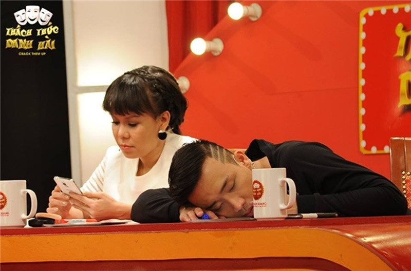 Nam MC ngủ gục trên bàn giám khảo Thách thức danh hài trong khi chờ chương trình tiếp tục ghi hình. Ảnh: Dân Việt.